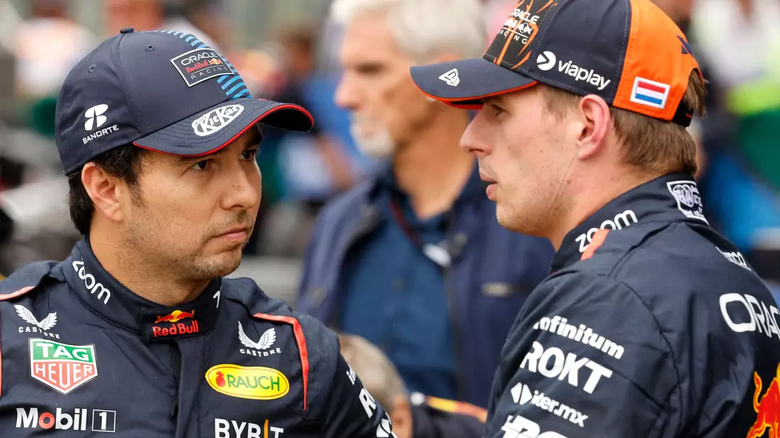 Sergio Pérez (l) bleibt auch nach der Sommerpause der Teamkollege von Max Verstappen. - Bild: Geert Vanden Wijngaert/AP/dpa