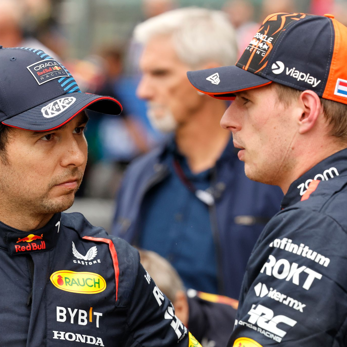 Sergio Pérez (l) bleibt auch nach der Sommerpause der Teamkollege von Max Verstappen. - Foto: Geert Vanden Wijngaert/AP/dpa