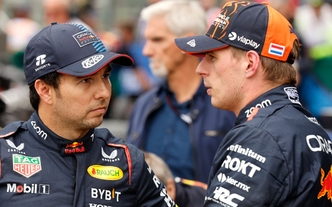 Sergio Pérez (l) bleibt auch nach der Sommerpause der Teamkollege von Max Verstappen. - Foto: Geert Vanden Wijngaert/AP/dpa