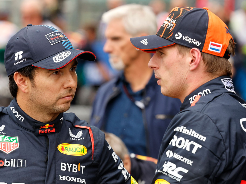 Sergio Pérez (l) bleibt auch nach der Sommerpause der Teamkollege von Max Verstappen. - Foto: Geert Vanden Wijngaert/AP/dpa