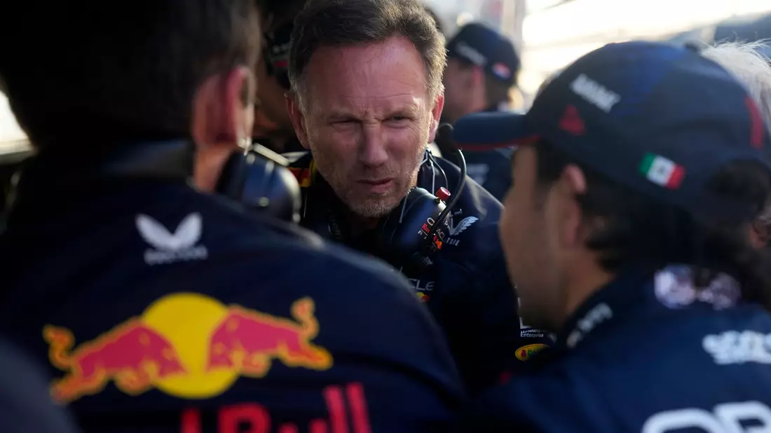 Teamchef Christian Horner hält weiter zu Sergio Pérez. - Bild: Simon Baker/EPA Pool/AP/dpa