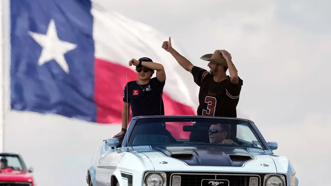 Auch Yuki Tsunoda (l) und Daniel Ricciardo fahren weiter zusammen in Red Bulls zweitem Team. - Bild: Eric Gay/AP/dpa