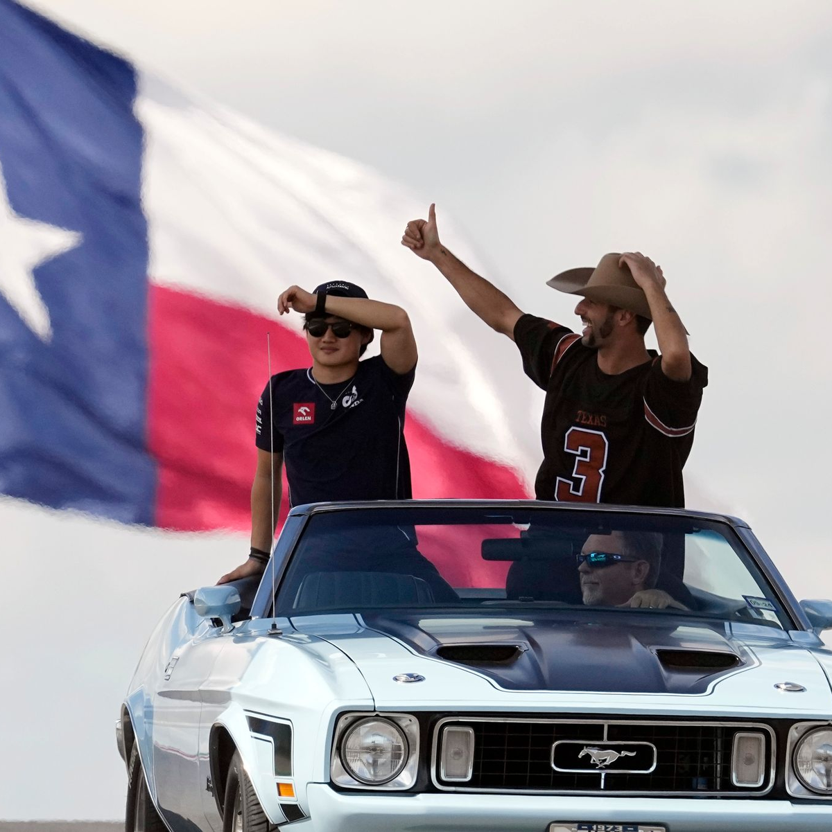 Auch Yuki Tsunoda (l) und Daniel Ricciardo fahren weiter zusammen in Red Bulls zweitem Team. - Foto: Eric Gay/AP/dpa