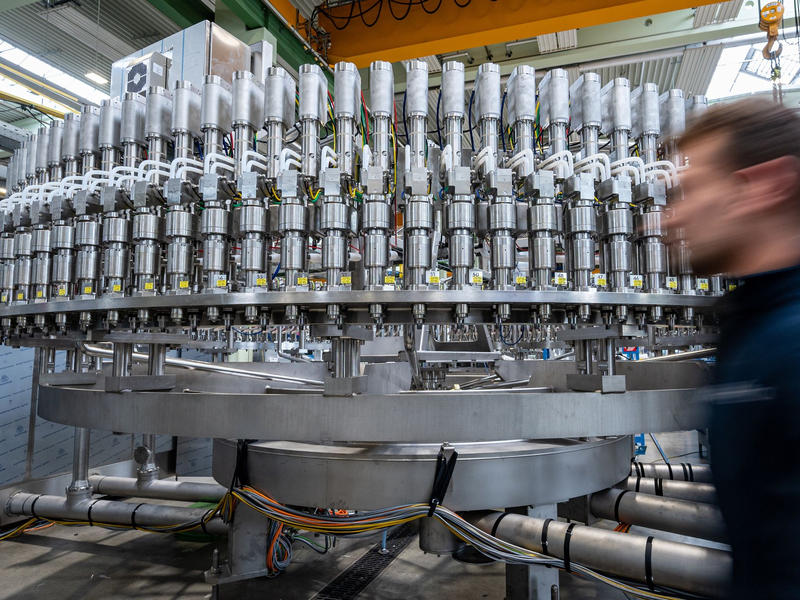 Die Zahl der Beschäftigten in der Metall- und Elektroindustrie ist erneut deutlich zurückgegangen. (Archivbild) - Foto: Armin Weigel/dpa