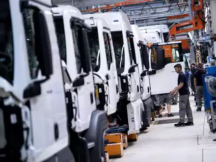 Die VW-Lkw-Holding Traton macht bessere Geschäfte als gedacht (Archivbild). - Foto: Sven Hoppe/dpa