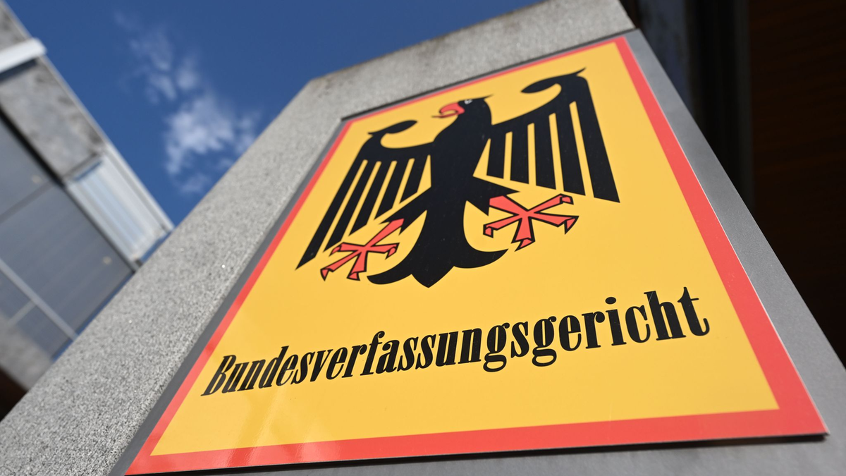 Die Senatsvorsitzende Doris König (Mitte) muss sich in der Sitzung auch zu einer möglichen technischen Panne beim Gericht äußern. Das Urteil war am Vorabend kurzzeitig auf der Webseite des Gerichts abrufbar. - Foto: Uli Deck/dpa