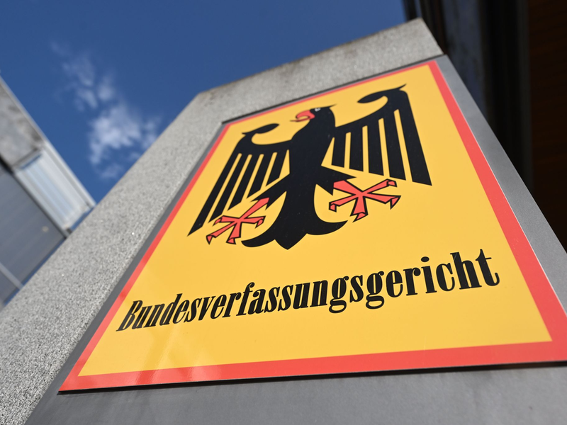 Die Senatsvorsitzende Doris König (Mitte) muss sich in der Sitzung auch zu einer möglichen technischen Panne beim Gericht äußern. Das Urteil war am Vorabend kurzzeitig auf der Webseite des Gerichts abrufbar. - Foto: Uli Deck/dpa