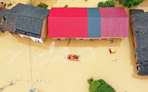 Die Provinz Hunan in China ist besonders von den starken Regenfällen betroffen. - Foto: Uncredited/CHINATOPIX/AP/dpa