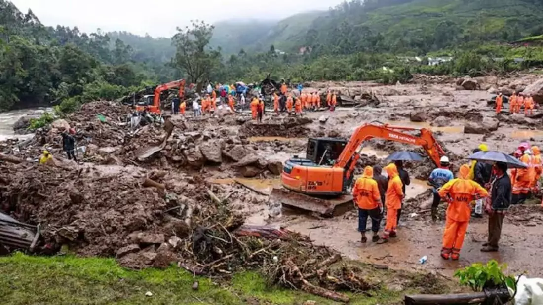 Rettungskräfte suchen nach Überlebenden, nachdem Erdrutsche Dörfer im Süden Indiens erfasst haben. - Bild: Uncredited/NDRF/AP/dpa