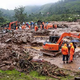 Rettungskräfte suchen nach Überlebenden, nachdem Erdrutsche Dörfer im Süden Indiens erfasst haben. - Foto: Uncredited/NDRF/AP/dpa