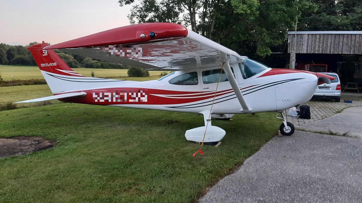 Mit diesem Kleinflugzeug sollen vier Migranten über die Grenze auf einen Flugplatz in Niederbayern gebracht worden sein. - Foto: -/Bundespolizei Passau/dpa