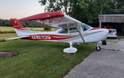 Mit diesem Kleinflugzeug sollen vier Migranten über die Grenze auf einen Flugplatz in Niederbayern gebracht worden sein. - Foto: -/Bundespolizei Passau/dpa