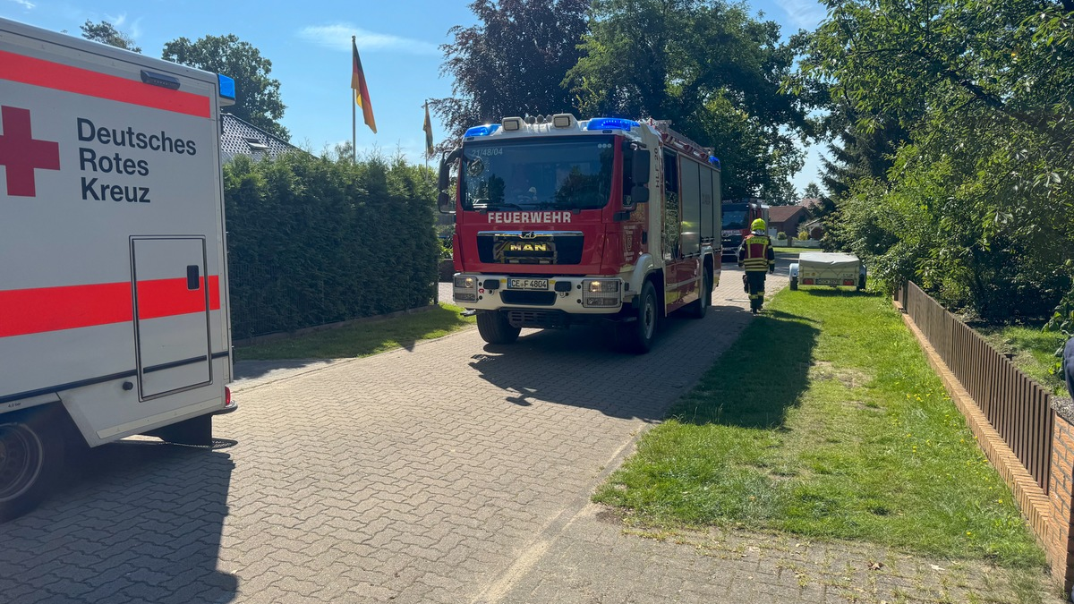 FW Flotwedel: Hilflose Person hinter Tür - Feuerwehr schafft Zugang für Rettungsdienst - Foto: presseportal.de