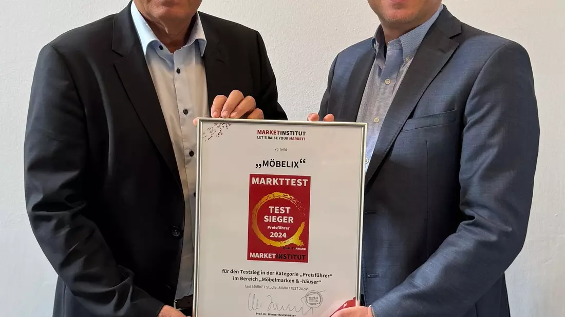 Übergabe Preisführer Möbelix - Bild: Möbelix über pressetext.de