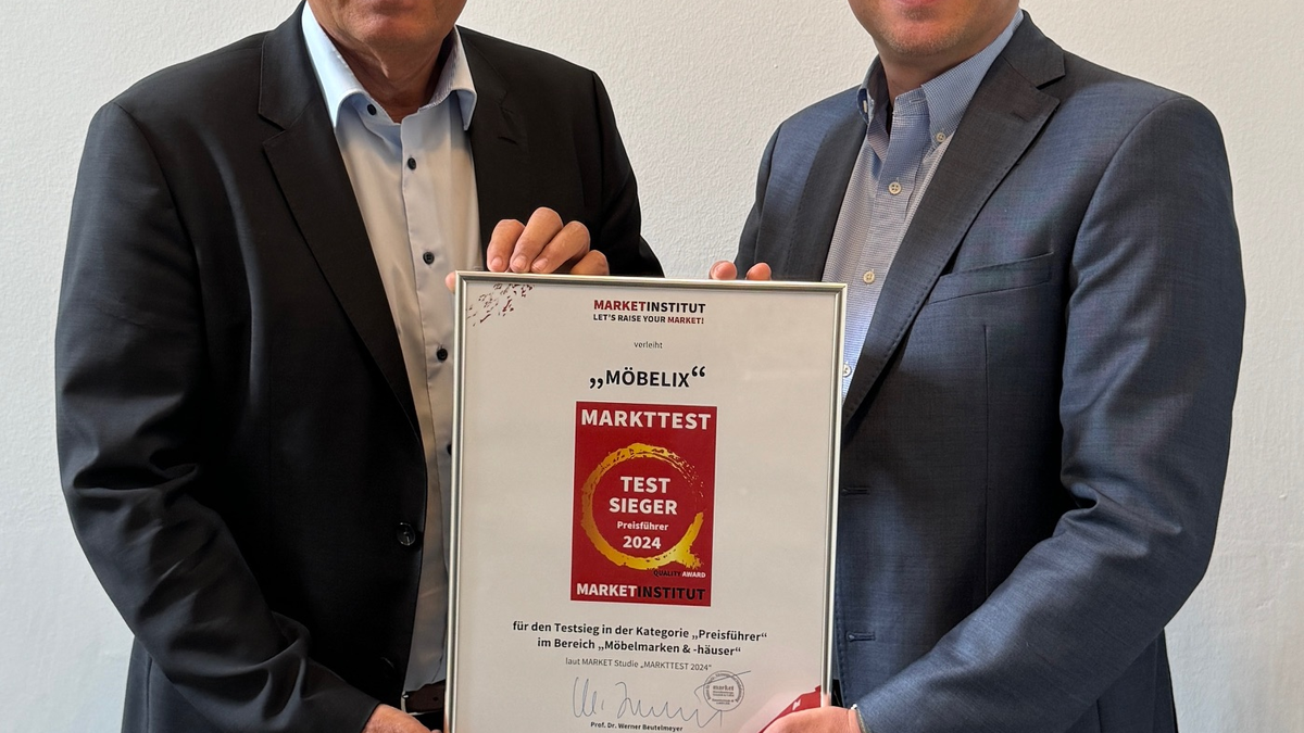 Übergabe Preisführer Möbelix - Foto: Möbelix über pressetext.de