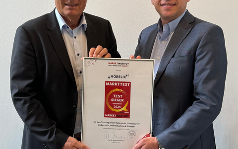 Übergabe Preisführer Möbelix - Foto: Möbelix über pressetext.de