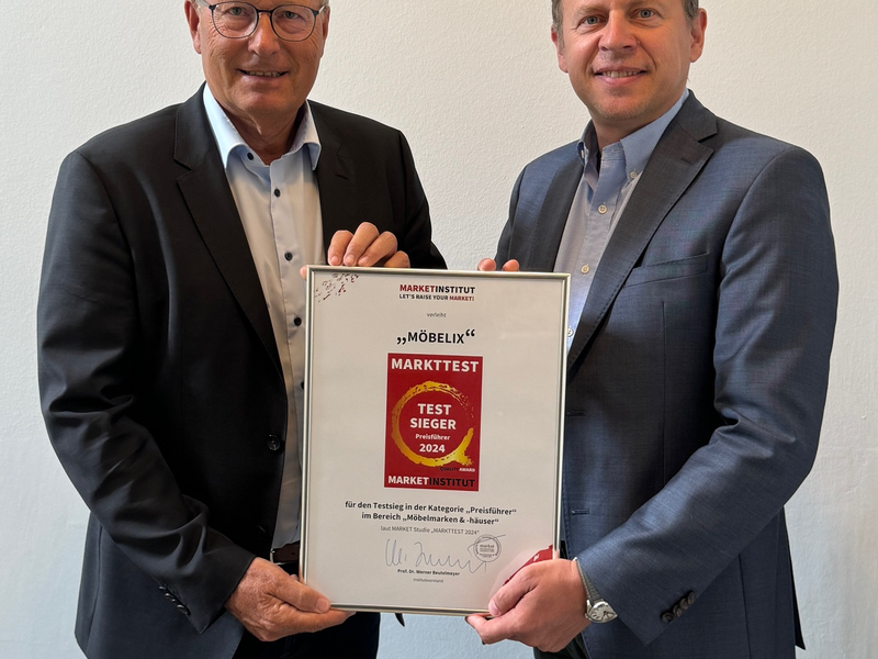Übergabe Preisführer Möbelix - Foto: Möbelix über pressetext.de