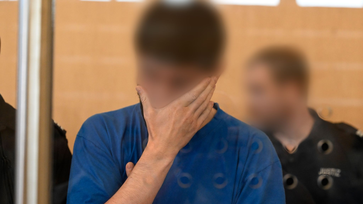Sie sollen Juden und gemäßigte Moslems im Visier gehabt und verschiedene Anschläge diskutiert haben. Sieben mutmaßliche Terroristen des Islamischen Staats stehen in Düsseldorf vor Gericht. - Foto: Roberto Pfeil/dpa