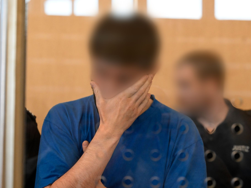 Sie sollen Juden und gemäßigte Moslems im Visier gehabt und verschiedene Anschläge diskutiert haben. Sieben mutmaßliche Terroristen des Islamischen Staats stehen in Düsseldorf vor Gericht. - Foto: Roberto Pfeil/dpa