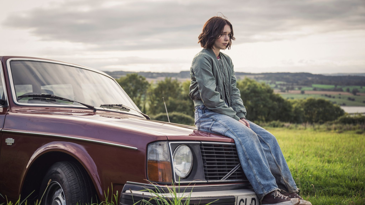 Pip (Emma Myers) grübelt über einen Mordfall. - Foto: Sally Mais/ZDF/dpa