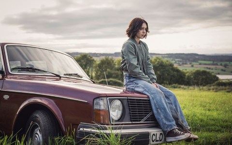 Pip (Emma Myers) grübelt über einen Mordfall. - Foto: Sally Mais/ZDF/dpa