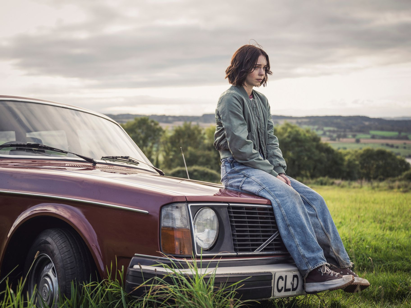 Pip (Emma Myers) grübelt über einen Mordfall. - Foto: Sally Mais/ZDF/dpa