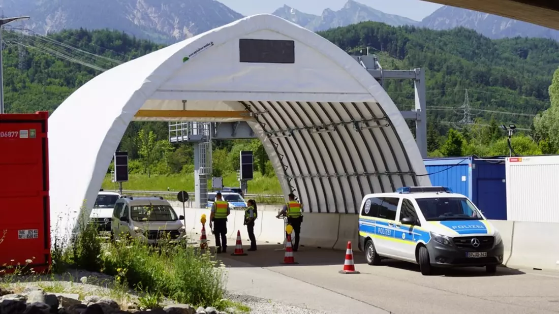 Bundespolizeidirektion München: Asylbewerber fliegt bei Fahrzeugüberführung auf/ Bundespolizei bringt Kameruner in Abschiebehafteinrichtung - Bild: presseportal.de
