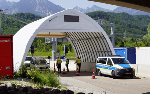 Bundespolizeidirektion München: Asylbewerber fliegt bei Fahrzeugüberführung auf/ Bundespolizei bringt Kameruner in Abschiebehafteinrichtung - Foto: presseportal.de