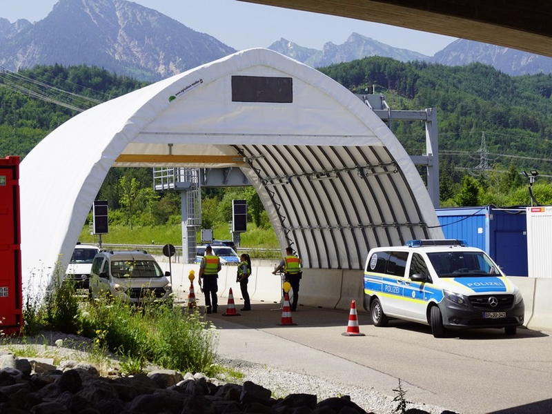 Bundespolizeidirektion München: Asylbewerber fliegt bei Fahrzeugüberführung auf/ Bundespolizei bringt Kameruner in Abschiebehafteinrichtung - Foto: presseportal.de