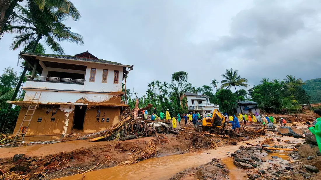 Rettungskräfte arbeiten vor Ort. - Bild: ---/AP/dpa