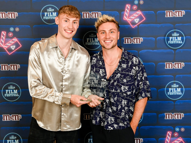 M&M'S Film Festival und Jannik Schümann ehren Newcomer Fabiano Senking mit seinem Kurzfilm Mein Fenster, der Film im Berliner Flagship Store - Foto: presseportal.de