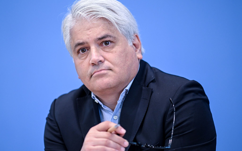 Der Antiziganismusbeauftragte Mehmet Daimagüler erinnert an die zur NS-Zeit ermordeten Sinti und Roma - und hat Forderungen an die Politik heute. (Archivbild) - Foto: Britta Pedersen/dpa