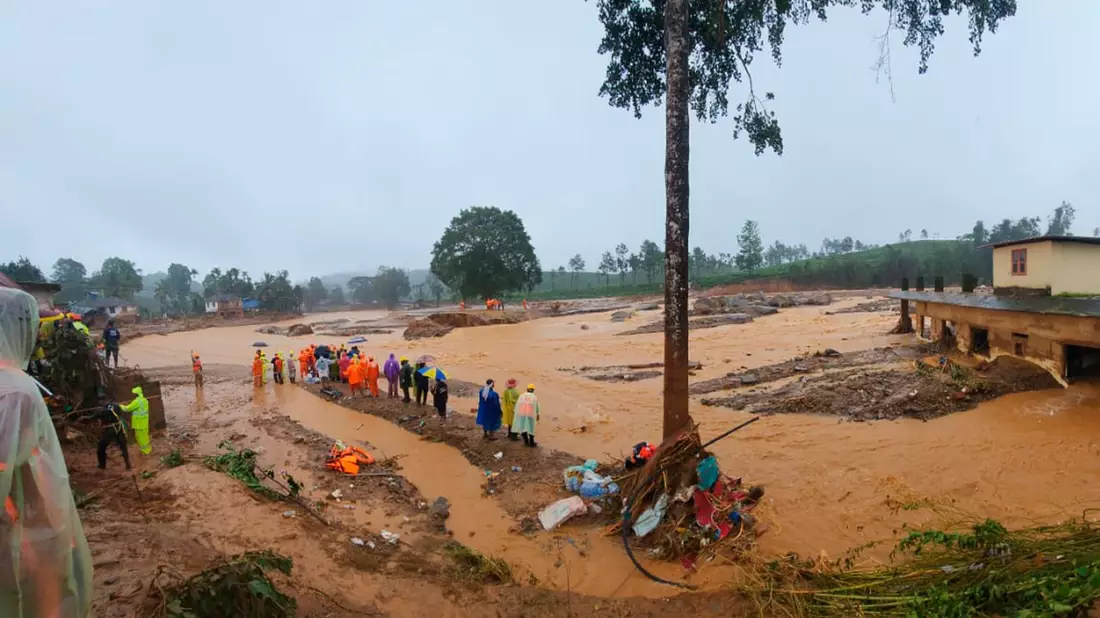 Überschwemmungen und Schlammlawinen sind alljährlich Begleiter der Monsun-Saison. - Bild: Uncredited/AP/dpa