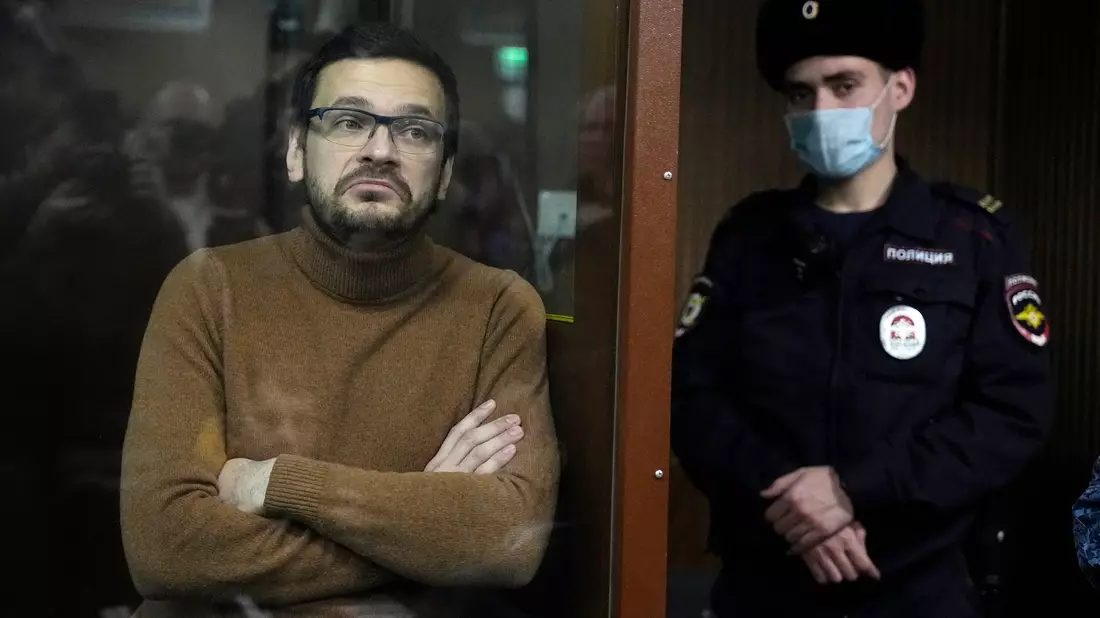 Viele zu langer Haft verurteilte Gegner von Kremlchef Wladimir Putin - wie der Oppositionspolitiker Ilja Jaschin - gelten als politische Gefangene, ihr Verbleib ist nun unklar. (Archivbild) - Bild: Alexander Zemlianichenko/AP/dpa