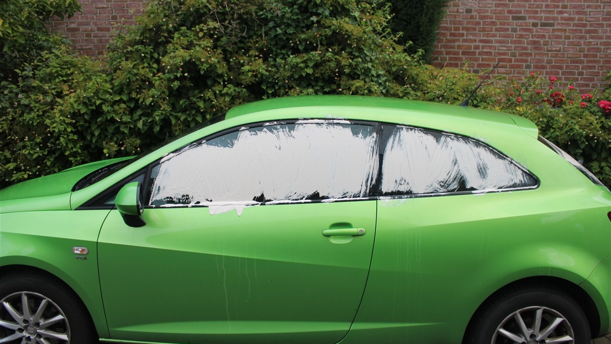 POL-KLE: Goch - Sachbeschädigungen an elf Pkws und zwei Anhängern: Polizei stellt Farbeimer sicher und sucht Zeugen - Foto: presseportal.de