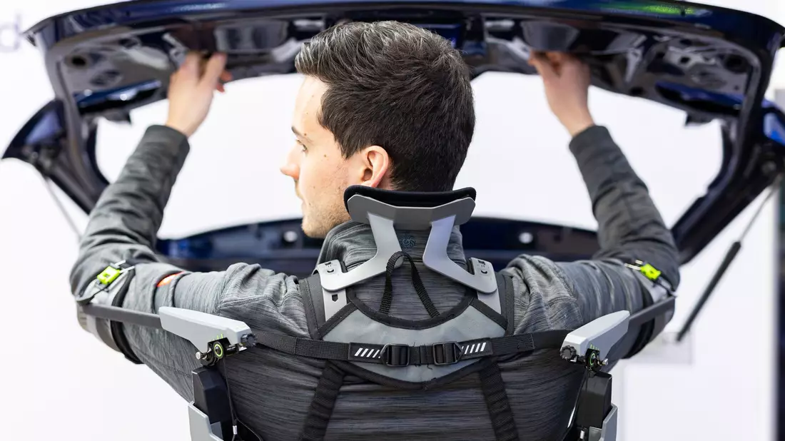 Das Exoskelett soll Gelenke und Muskeln entlasten. (Archivbild) - Bild: Michael Matthey/dpa