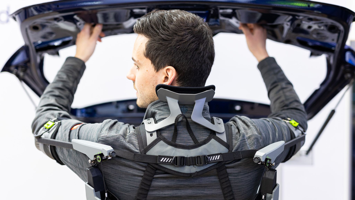 Das Exoskelett soll Gelenke und Muskeln entlasten. (Archivbild) - Foto: Michael Matthey/dpa