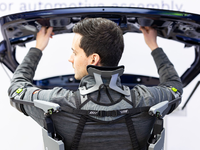 Das Exoskelett soll Gelenke und Muskeln entlasten. (Archivbild) - Foto: Michael Matthey/dpa