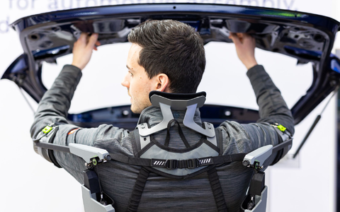 Das Exoskelett soll Gelenke und Muskeln entlasten. (Archivbild) - Foto: Michael Matthey/dpa