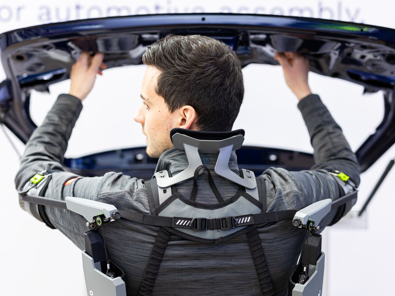 Das Exoskelett soll Gelenke und Muskeln entlasten. (Archivbild) - Foto: Michael Matthey/dpa