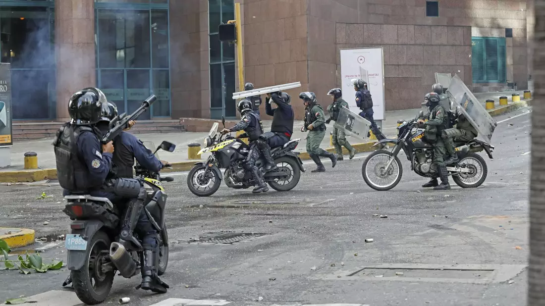 Die staatlichen Sicherheitskräfte gehen hart gegen die Demonstranten vor. - Bild: -/kyodo/dpa