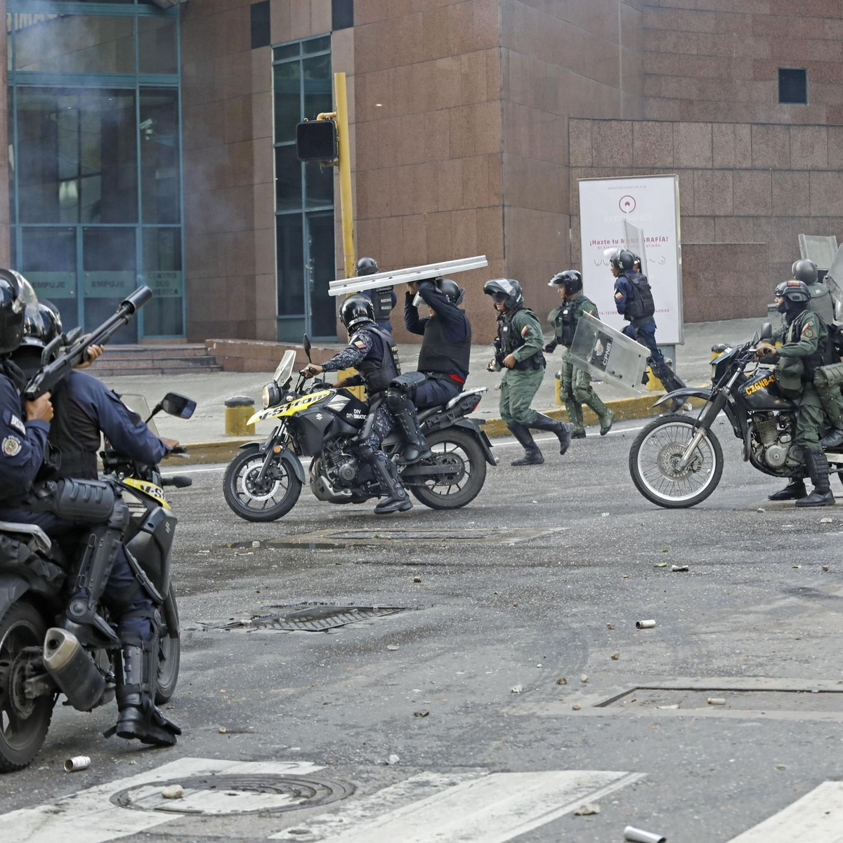 Die staatlichen Sicherheitskräfte gehen hart gegen die Demonstranten vor. - Foto: -/kyodo/dpa