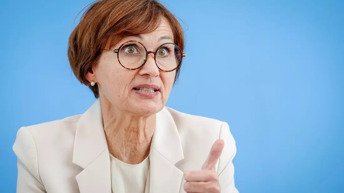 Bundesbildungsministerin Bettina Stark-Watzinger dreht den Spieß im Bund-Länder-Streit über den Digitalpakt Schule um: Sie fordert Aussagen dazu, wie viel Geld die Länder bereit sind, in die Schuldigitalisierung zu investieren. (Archivbild) - Bild: Kay Nietfeld/dpa