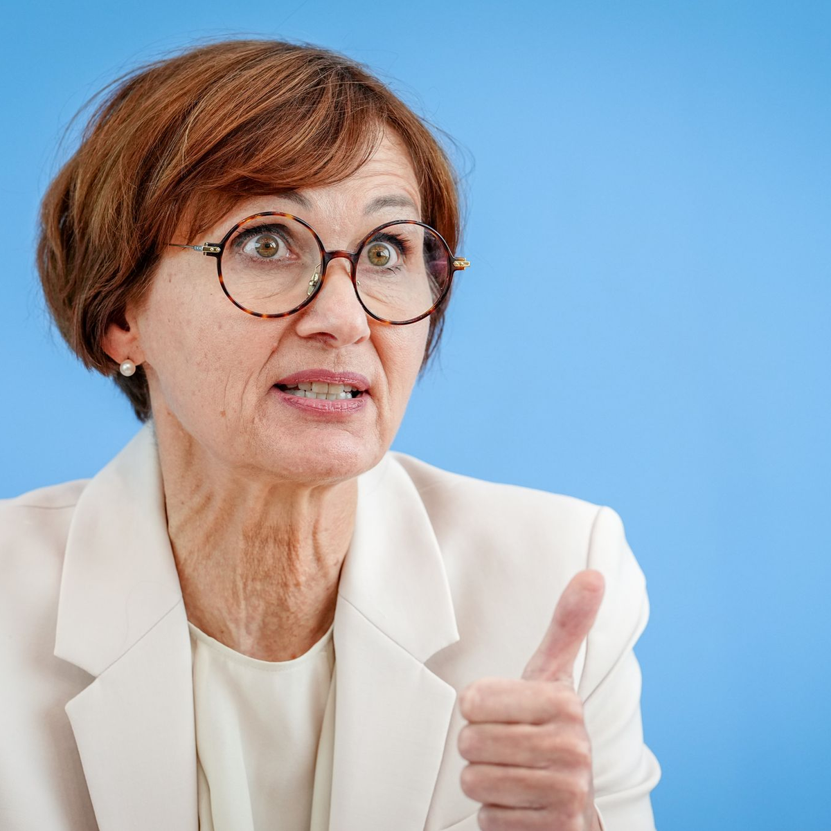 Bundesbildungsministerin Bettina Stark-Watzinger dreht den Spieß im Bund-Länder-Streit über den Digitalpakt Schule um: Sie fordert Aussagen dazu, wie viel Geld die Länder bereit sind, in die Schuldigitalisierung zu investieren. (Archivbild) - Foto: Kay Nietfeld/dpa