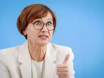 Bundesbildungsministerin Bettina Stark-Watzinger dreht den Spieß im Bund-Länder-Streit über den Digitalpakt Schule um: Sie fordert Aussagen dazu, wie viel Geld die Länder bereit sind, in die Schuldigitalisierung zu investieren. (Archivbild) - Foto: Kay Nietfeld/dpa