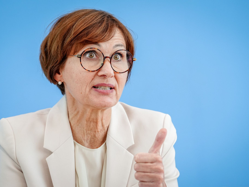 Bundesbildungsministerin Bettina Stark-Watzinger dreht den Spieß im Bund-Länder-Streit über den Digitalpakt Schule um: Sie fordert Aussagen dazu, wie viel Geld die Länder bereit sind, in die Schuldigitalisierung zu investieren. (Archivbild) - Foto: Kay Nietfeld/dpa