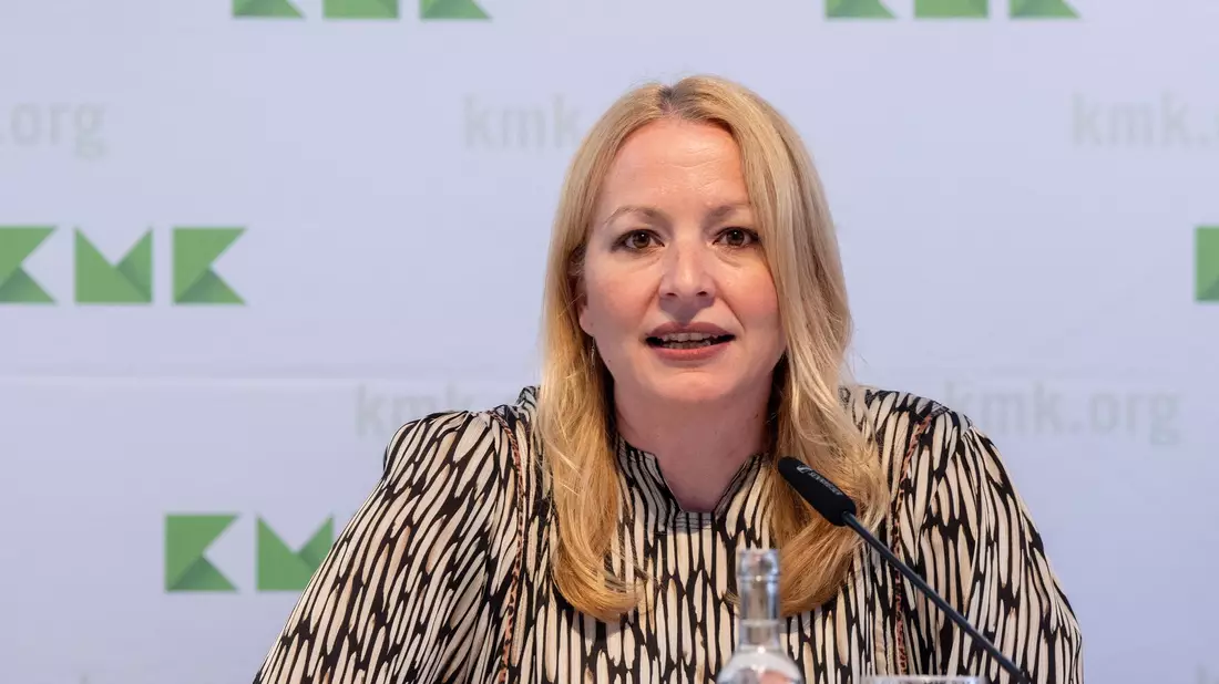 KMK-Präsidentin Streichert-Clivot (SPD) hatte Antworten von Bundesbildungsministerin Stark-Watzinger (FDP) gefordert und wird nun von dieser selbst unter Druck gesetzt. (Archivbild) - Bild: Harald Tittel/dpa