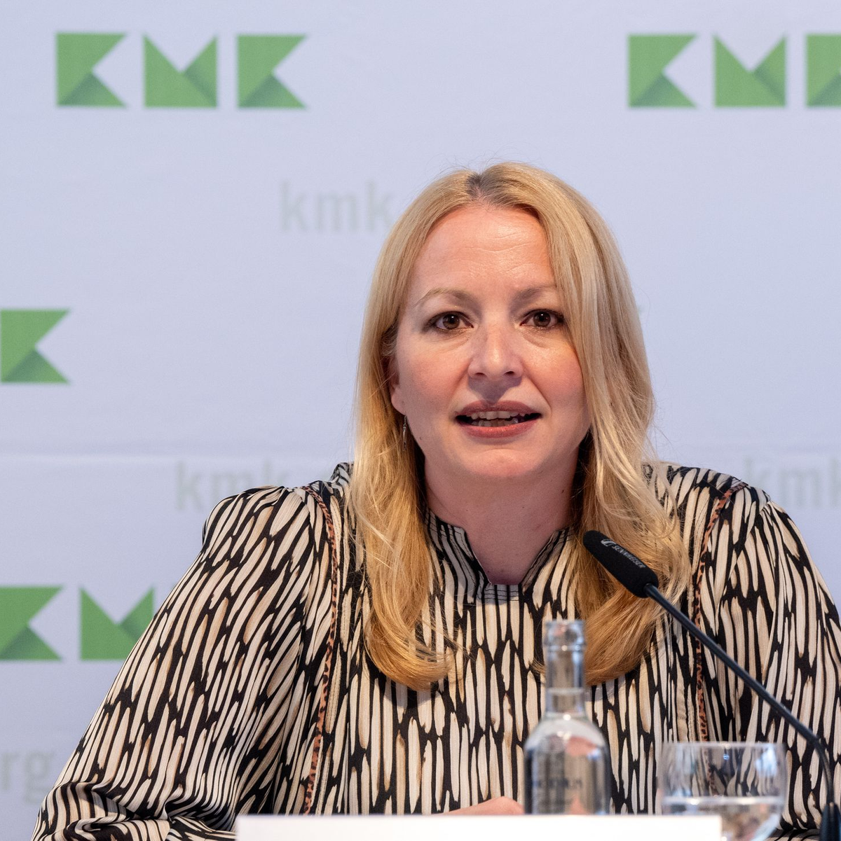 KMK-Präsidentin Streichert-Clivot (SPD) hatte Antworten von Bundesbildungsministerin Stark-Watzinger (FDP) gefordert und wird nun von dieser selbst unter Druck gesetzt. (Archivbild) - Foto: Harald Tittel/dpa