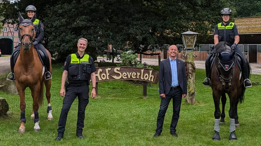 POL-CE: Die Polizei und der Landkreis Celle heißen die Polizeireiter von der Polizeidirektion Braunschweig herzlich Willkommen - Bild: presseportal.de