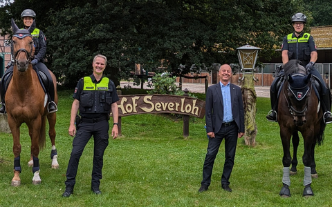 POL-CE: Die Polizei und der Landkreis Celle heißen die Polizeireiter von der Polizeidirektion Braunschweig herzlich Willkommen - Foto: presseportal.de